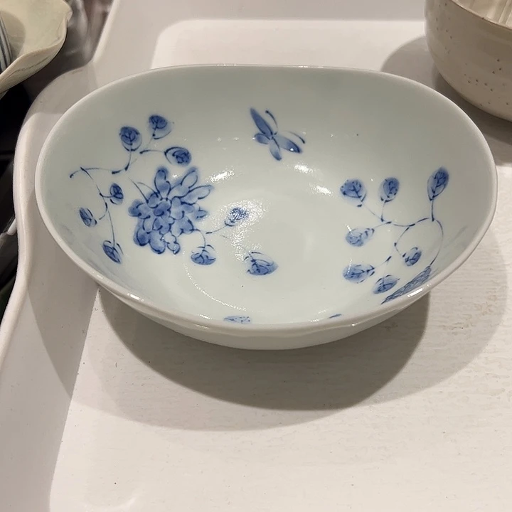 露***味瓷元宝器型青花手绘蝴蝶碗