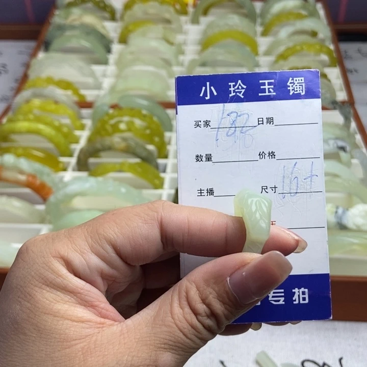 卷***。蛇纹石玉未镶嵌戒指
