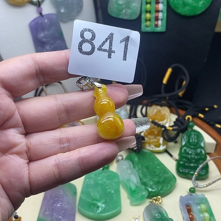 翡翠未镶嵌吊坠(赠链)