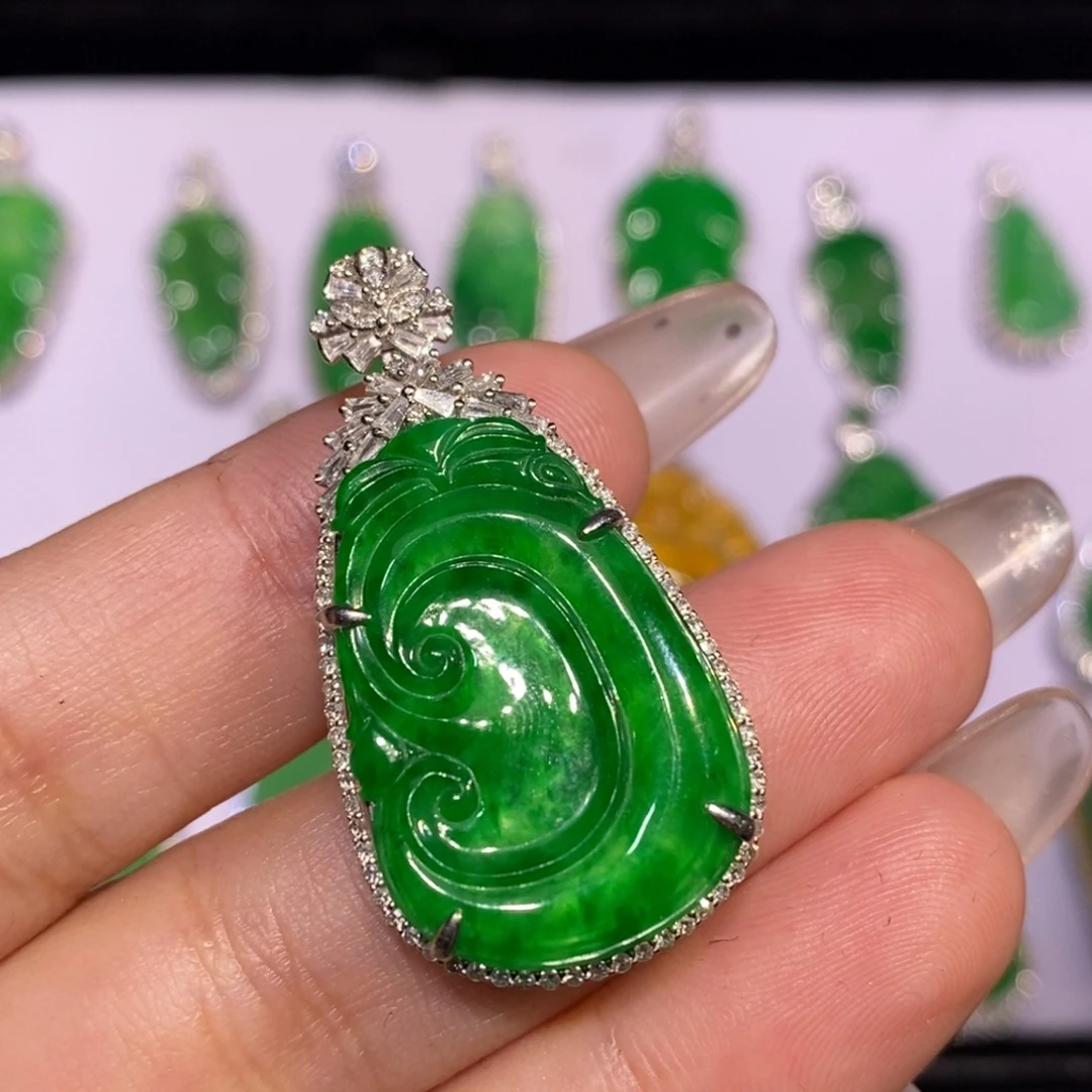 翡翠18K金镶嵌颈饰吊坠