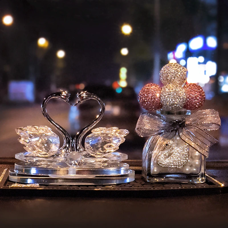 车载香水汽车内装饰摆件女高档水晶天鹅座式香薰持久淡香孕婴可用