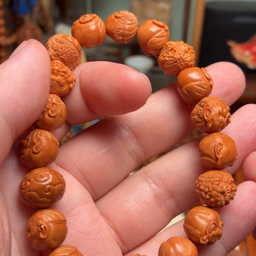 龙纹桃核雕刻十八罗汉手串