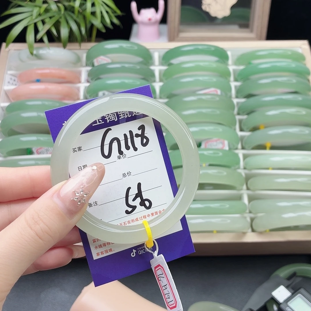 郑****石英质玉未镶嵌手镯