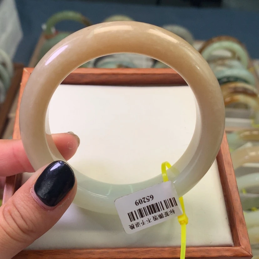 【闪购商品】和田玉手镯未镶嵌59