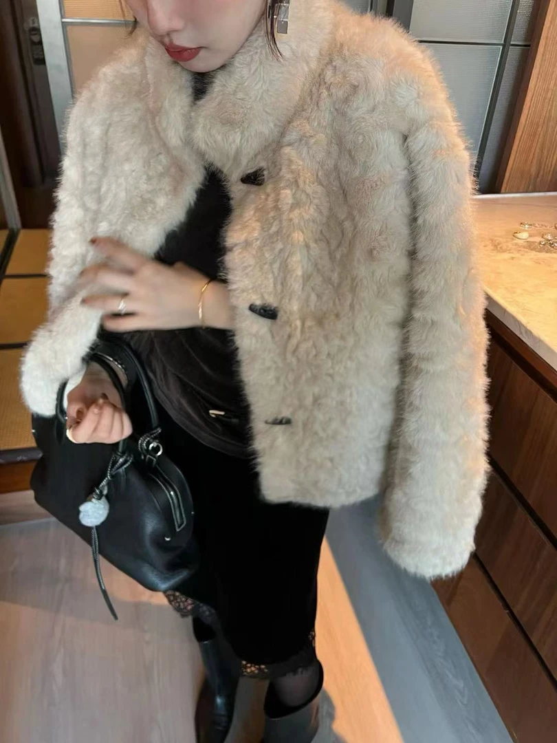 灰灰呀！2635 冬日雪松~韩代设计感显贵气牛角扣仿皮毛一体短外套