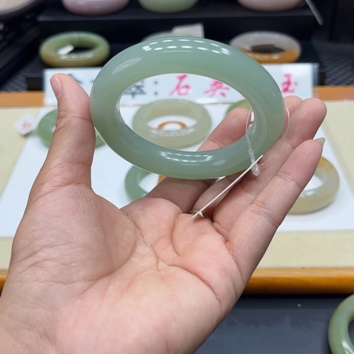 未镶嵌手镯石英质玉莫*