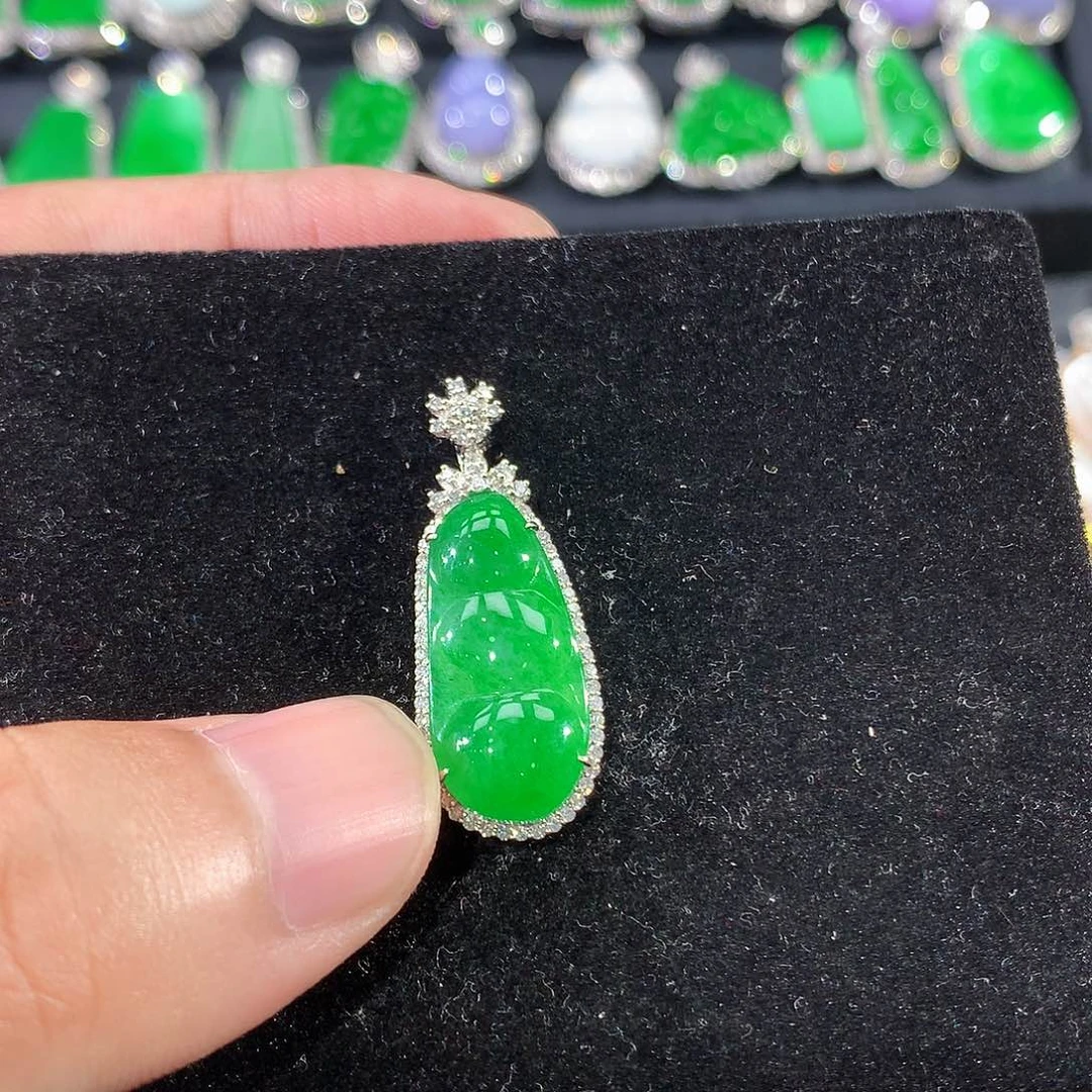 翡翠18K金镶嵌颈饰