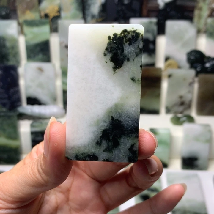 独山玉未镶嵌颈饰