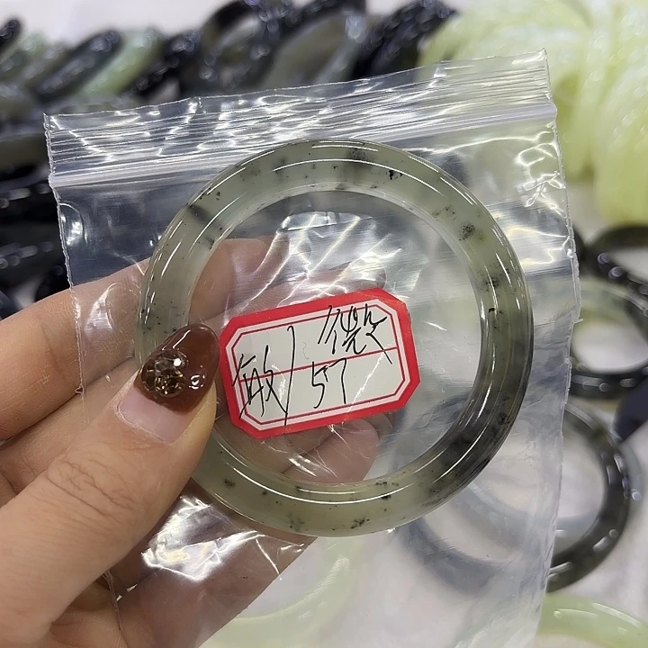 敏***敏蛇纹石玉未镶嵌手镯