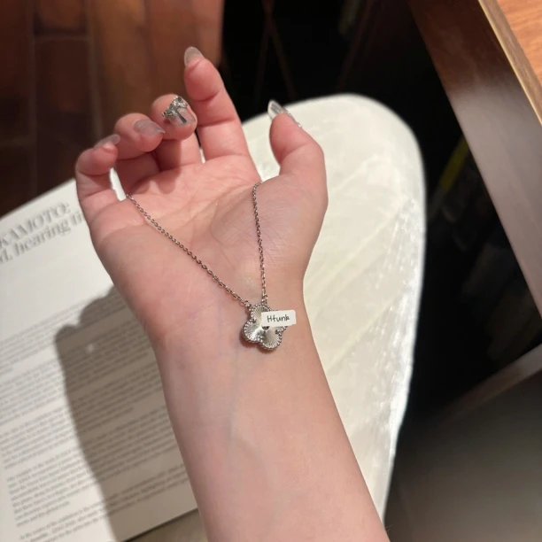 时尚百搭 银色镭射四叶草吊坠项链ins风