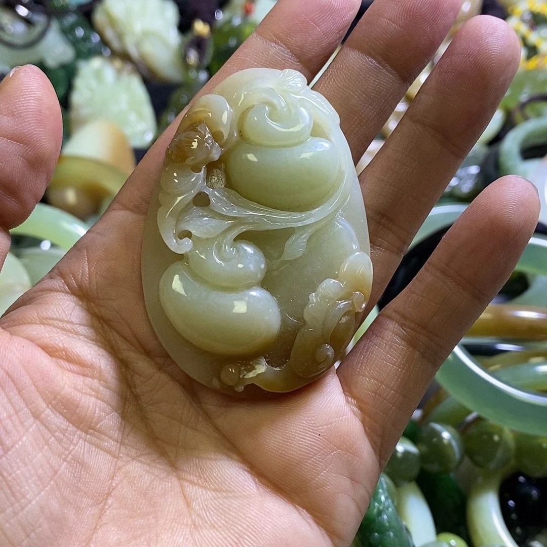 和田玉未镶嵌颈饰一个