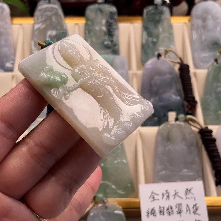 颈饰未镶嵌翡翠观音