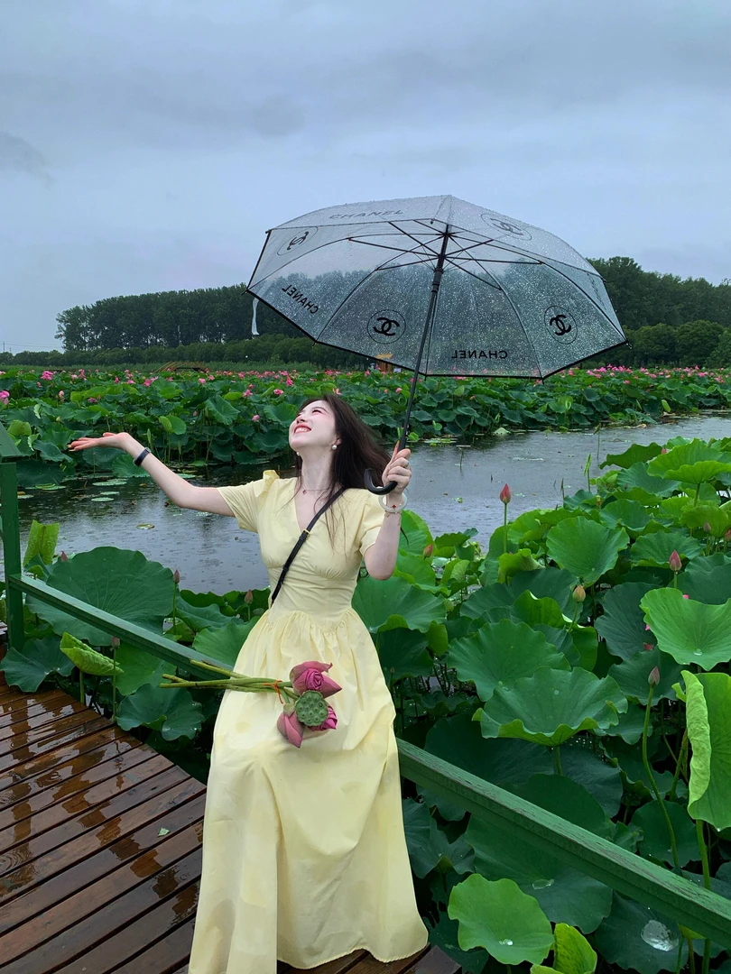 2025夏季新款法式气质V领黄色泡泡袖连衣裙收腰显瘦温柔度假风