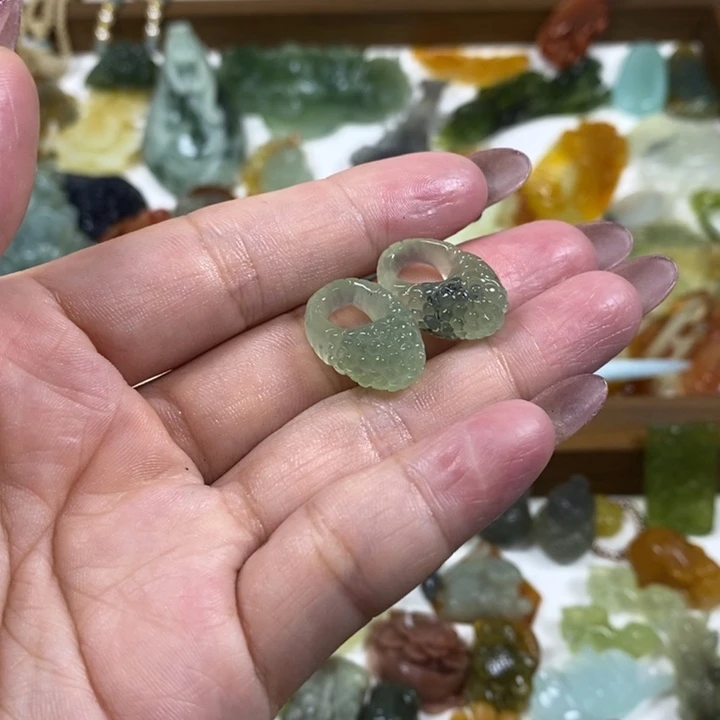 未镶嵌蛇纹石玉吊坠