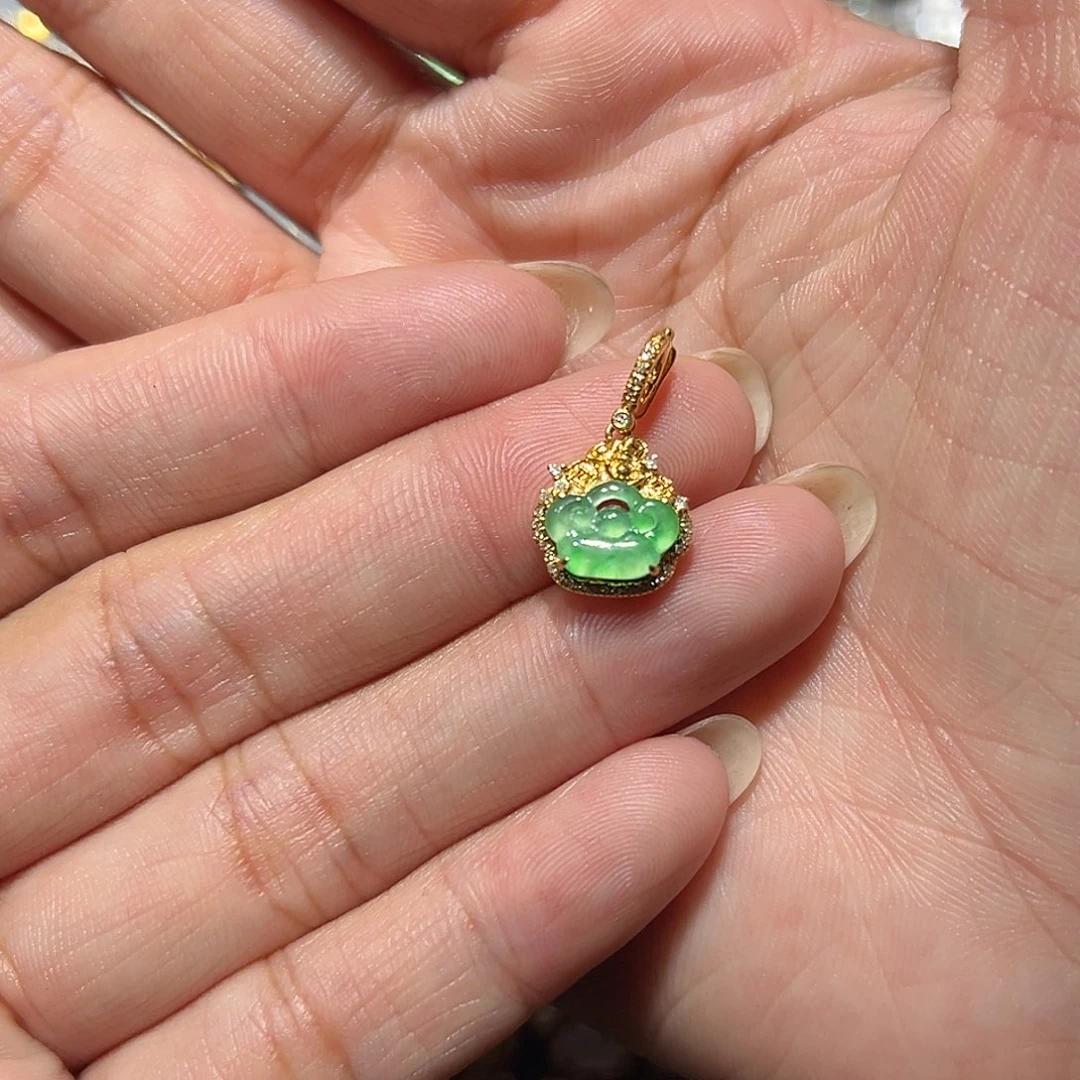 翡翠18K金镶嵌颈饰