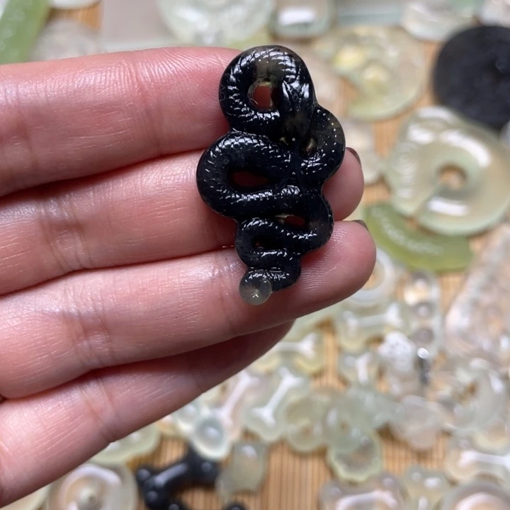 蛇纹石玉颈饰未镶嵌