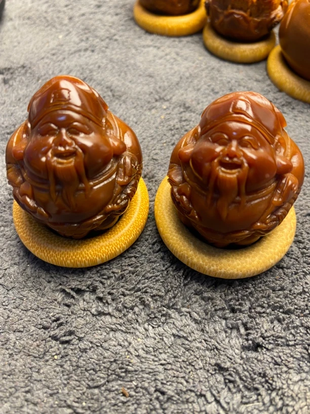 橄榄核雕一对财神手把件