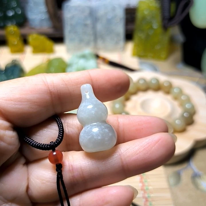 独***端蛇纹石玉未镶嵌颈饰