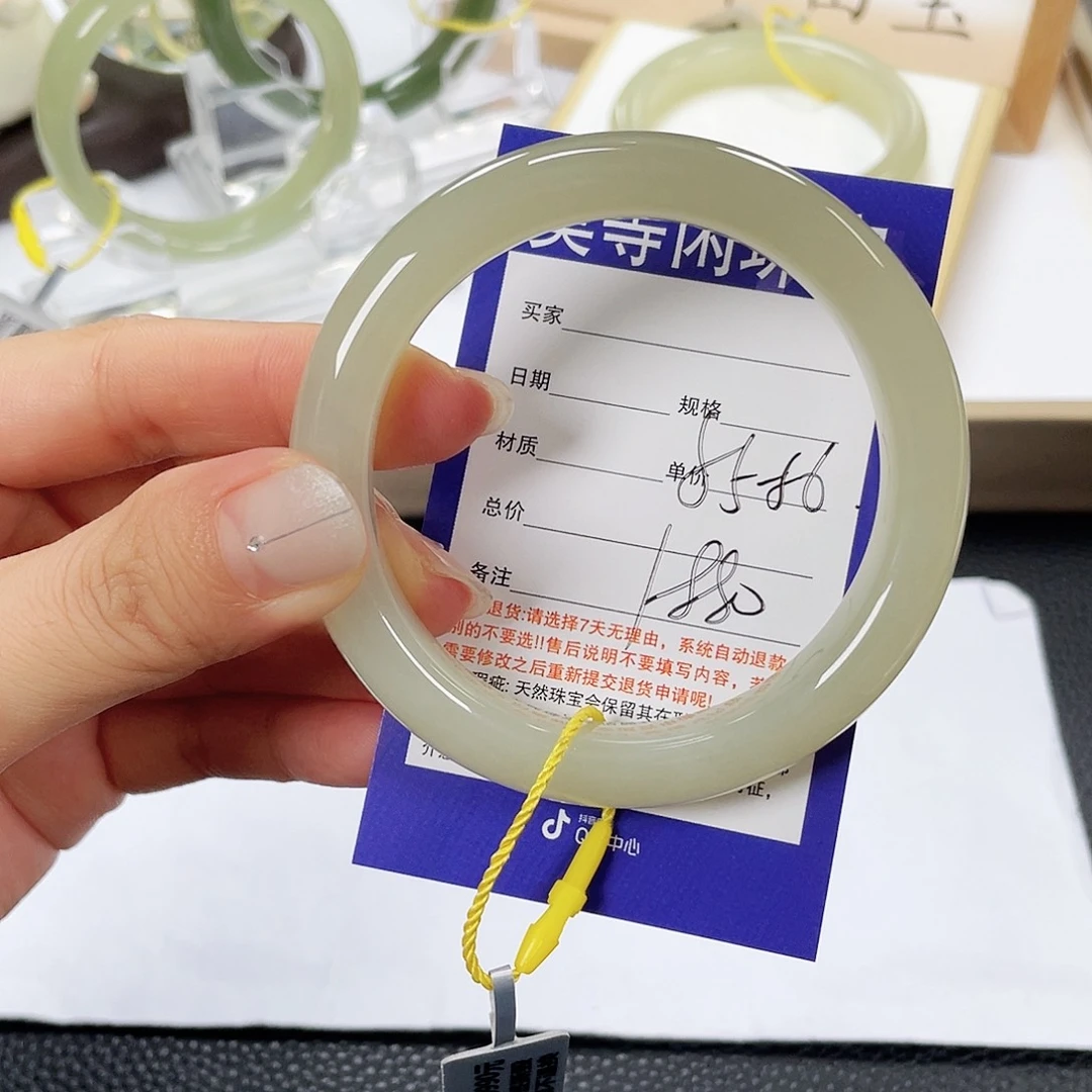 和田玉未镶嵌手镯