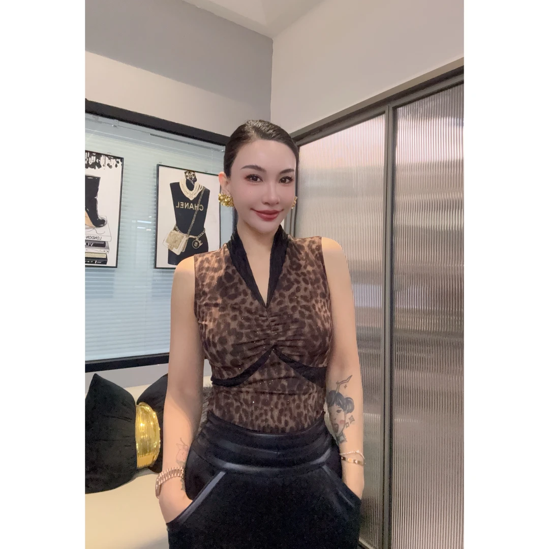 SONG-原创上衣【假日舞会】夏款V领豹纹捏褶重工时尚修身设计感无袖