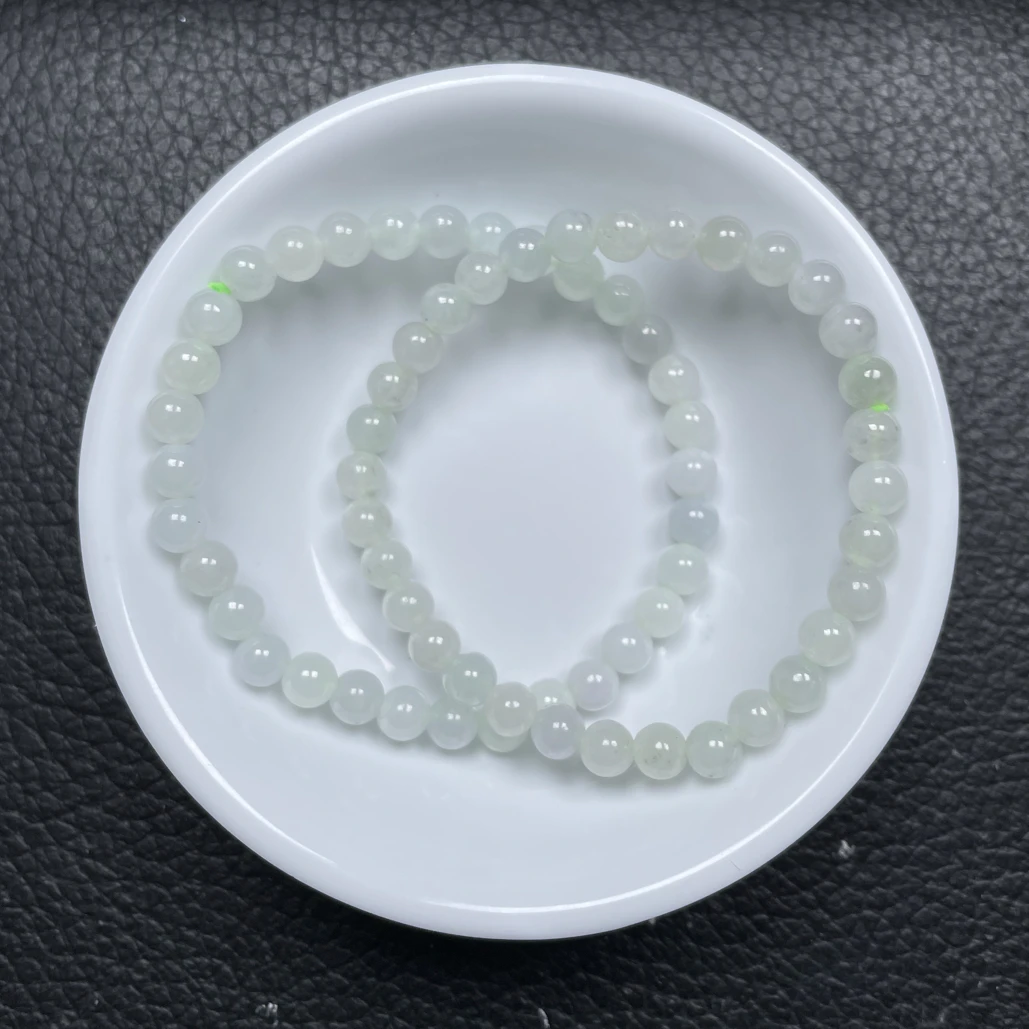 天然翡翠A货，尺寸约5.7mm、一串32颗。2串40元