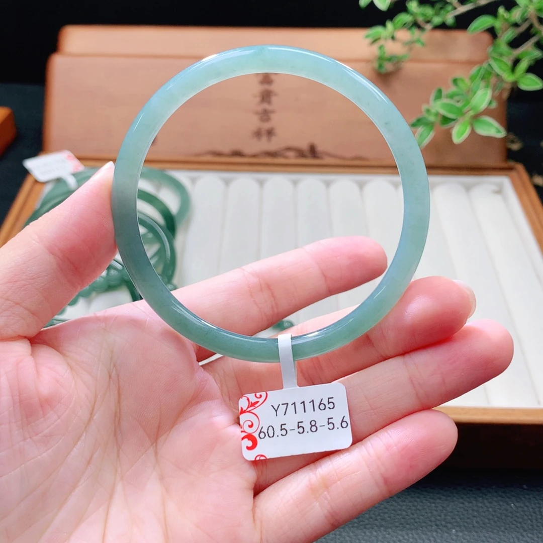 翡翠未镶嵌手镯（圆镯）