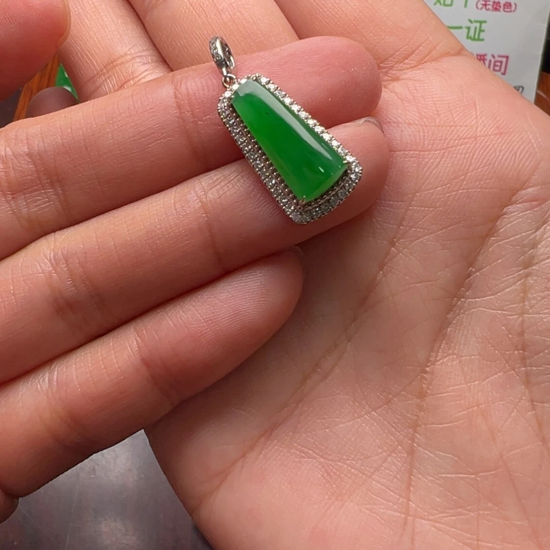 如***意翡翠18K金镶嵌颈饰翡翠