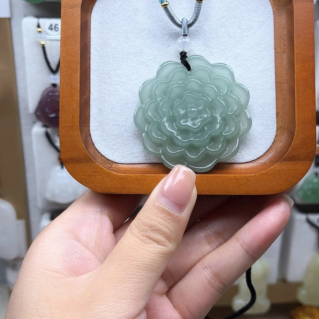 颈饰未镶嵌石英质玉