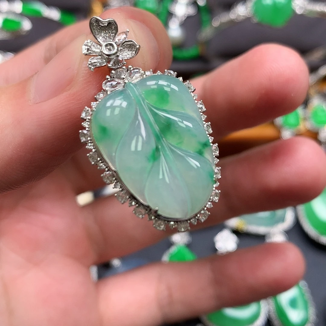 翡翠18K金镶嵌颈饰大颗粒不是钻