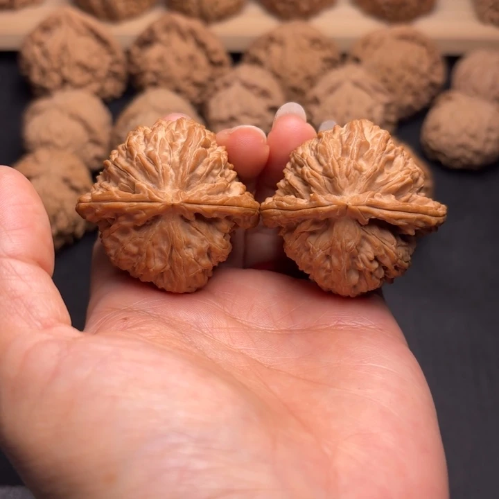 文玩核桃把件42三角白克重44.4