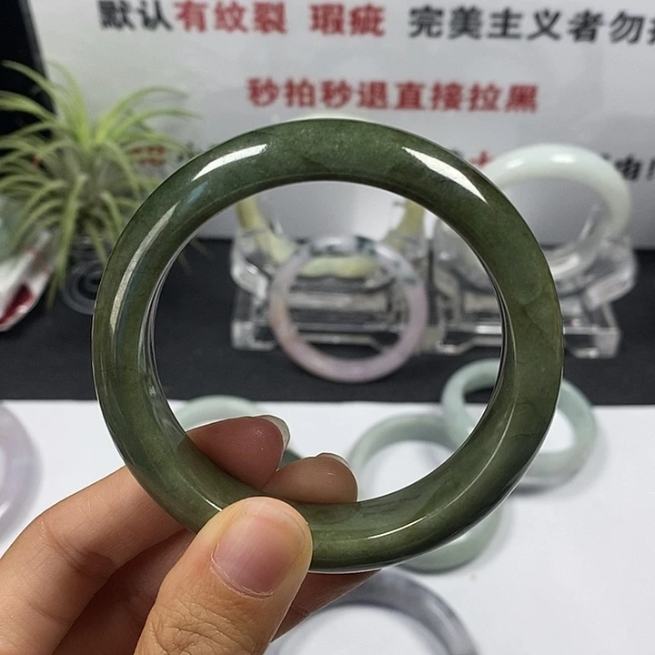 未镶嵌手镯翡翠53号。 55.8圈