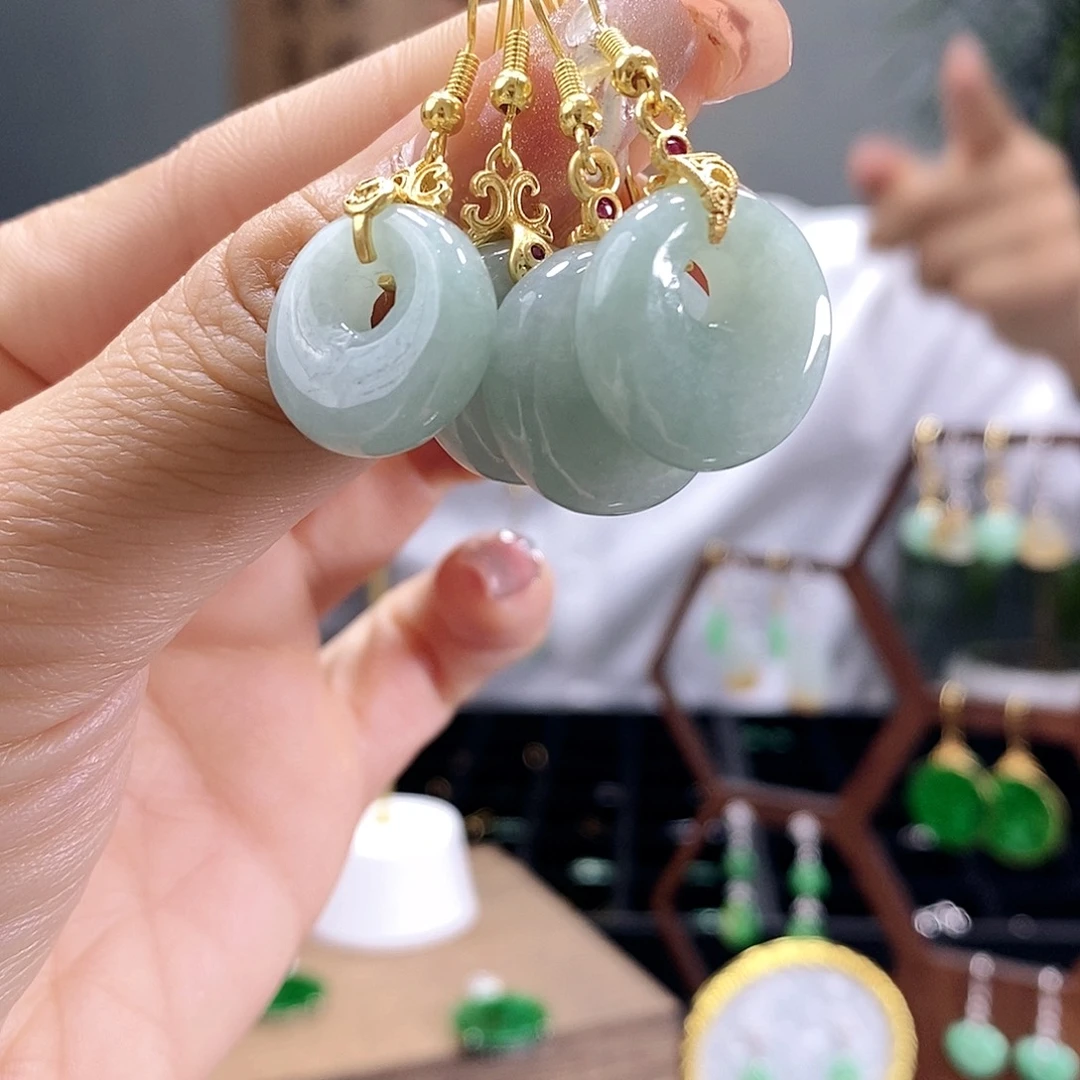 翡翠耳饰未镶嵌多样发其一