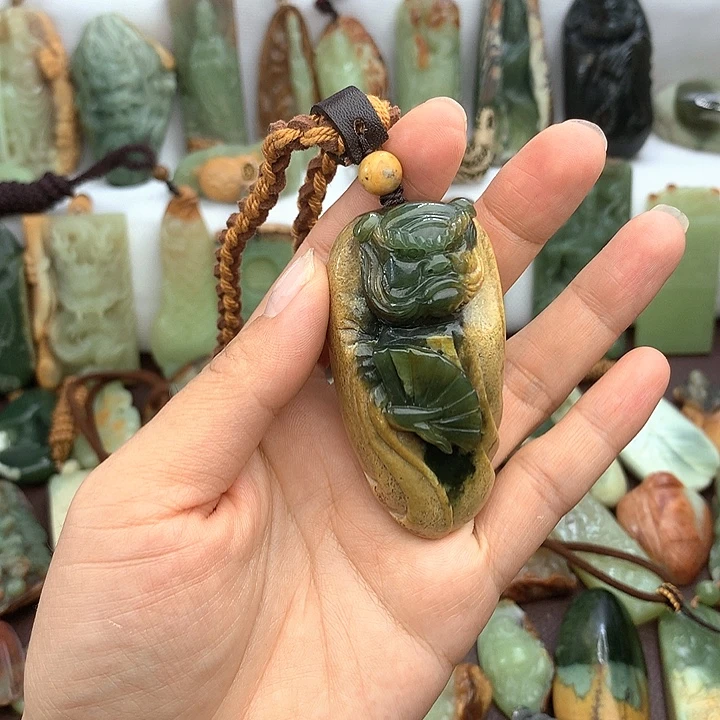 未镶嵌岫岩河磨玉（透闪石质玉）把件