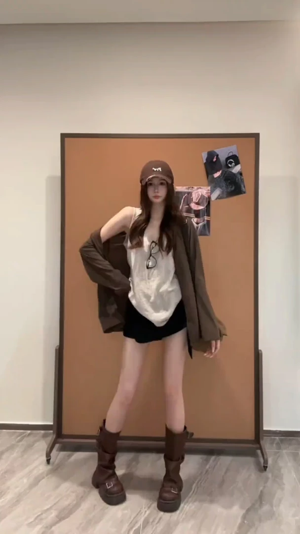 2025早秋韩系慵懒休闲风百搭吊带上衣+纸片人显瘦开衫+高腰短裙