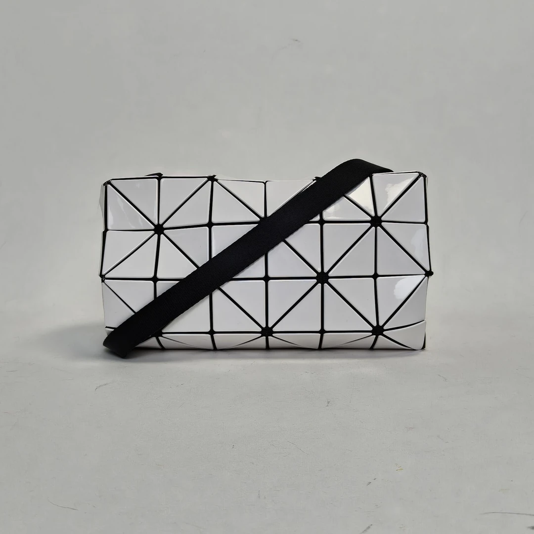 95新 Issey Miyake/三宅一生 【娇】 白色 PVC 方格 斜挎包 111639