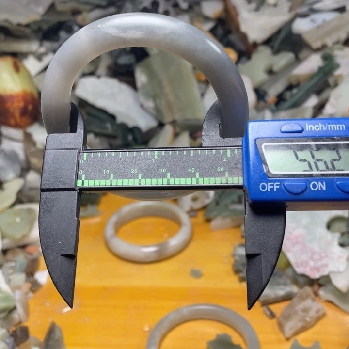 和田玉未镶嵌珠宝半成品有包容