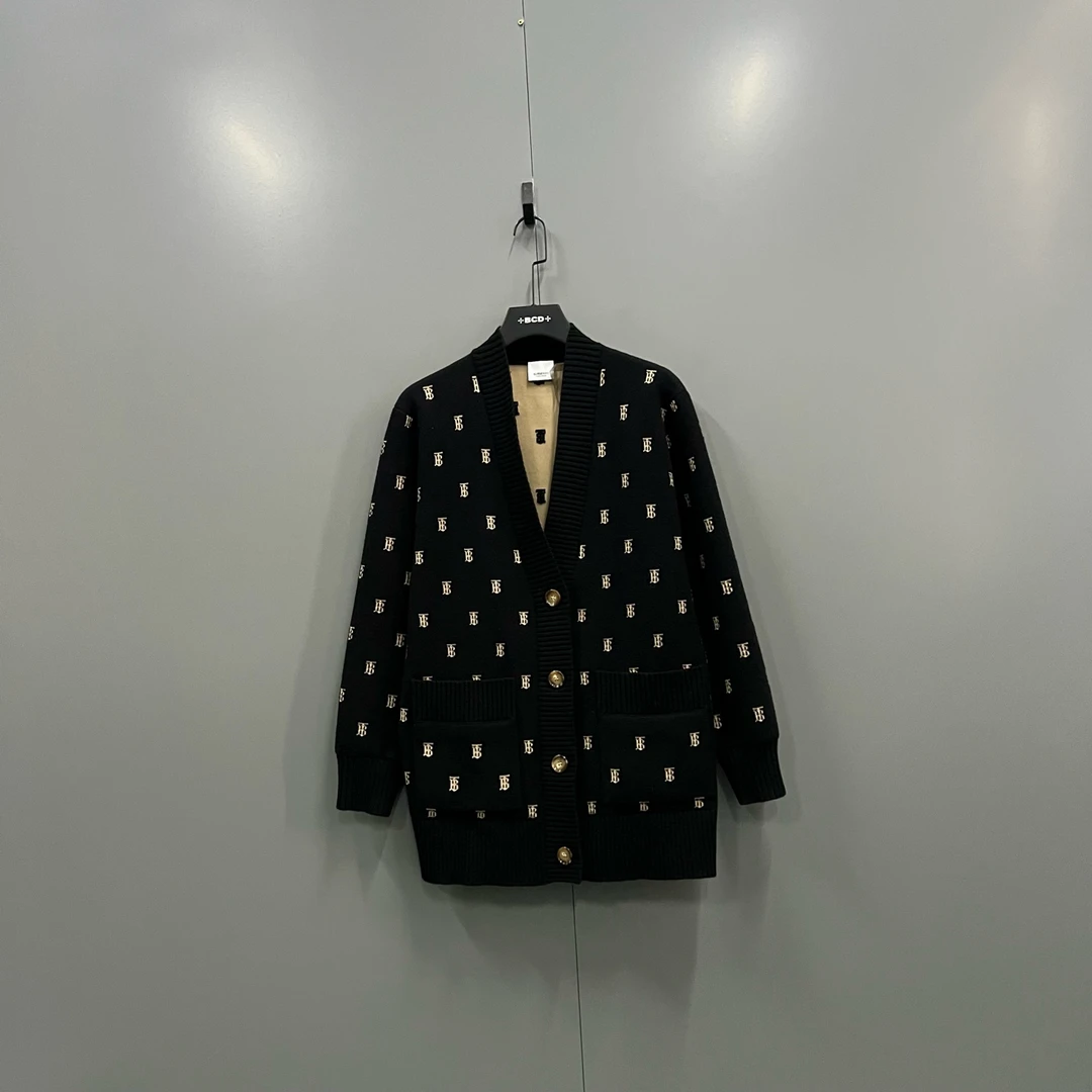 99新 BURBERRY/博柏利 h922 满印logo开衫 M码 103185