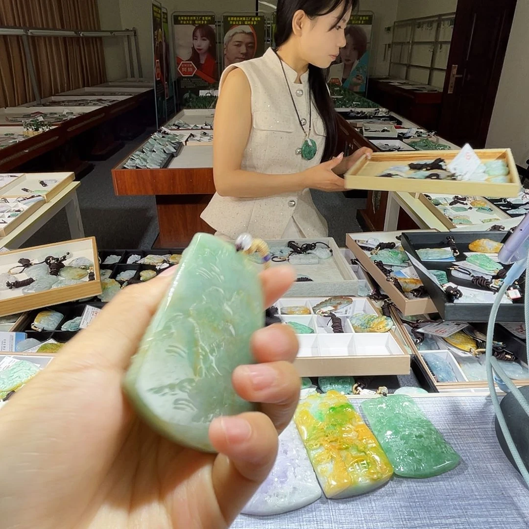 翡翠未镶嵌颈饰一