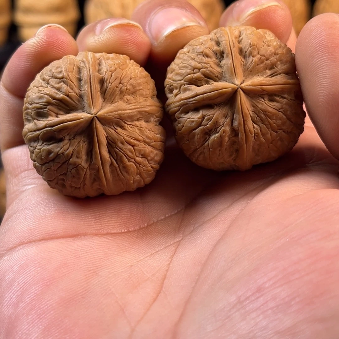 文玩核桃把件荔枝纹四棱