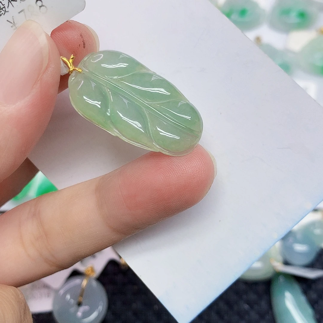 翡翠18K金镶嵌颈饰叶子