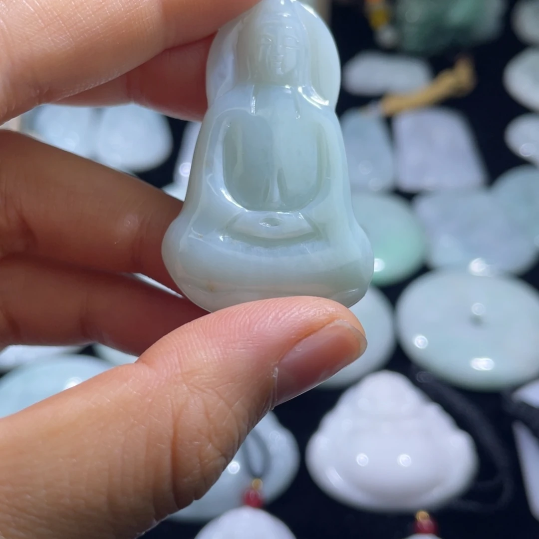 翡翠未镶嵌颈饰观音，瑕疵