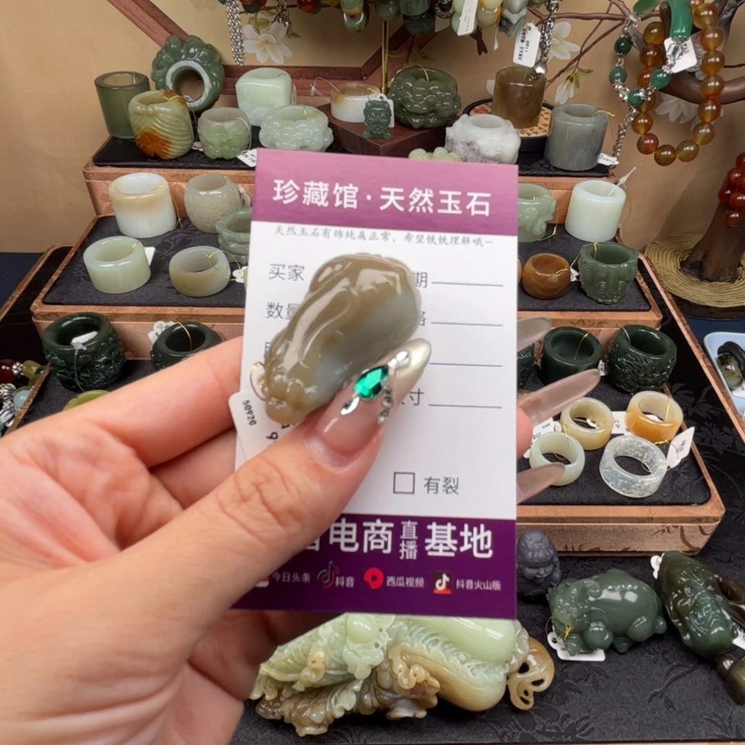 熊***觉和田玉未镶嵌颈饰