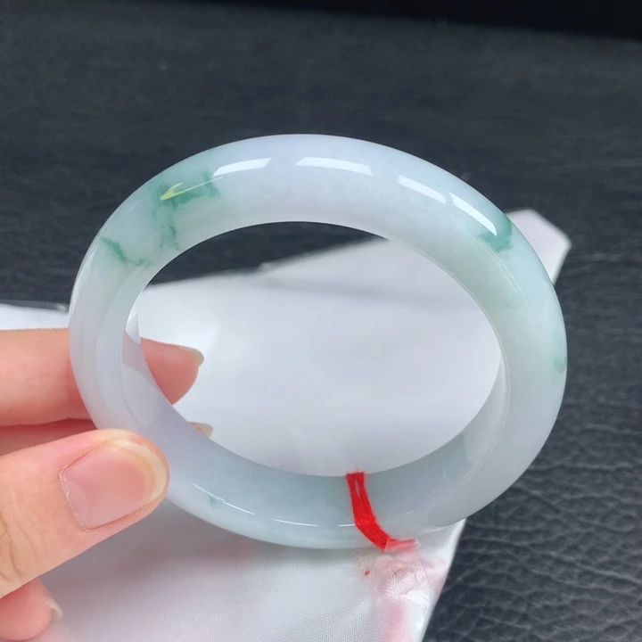 翡翠手镯未镶嵌。