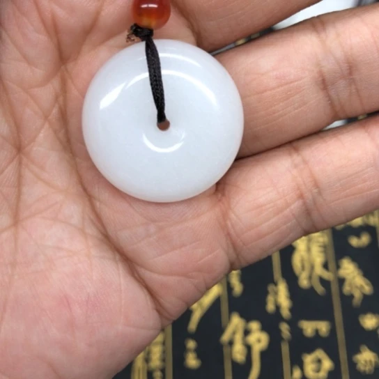 颈饰未镶嵌石英质玉（金丝玉）