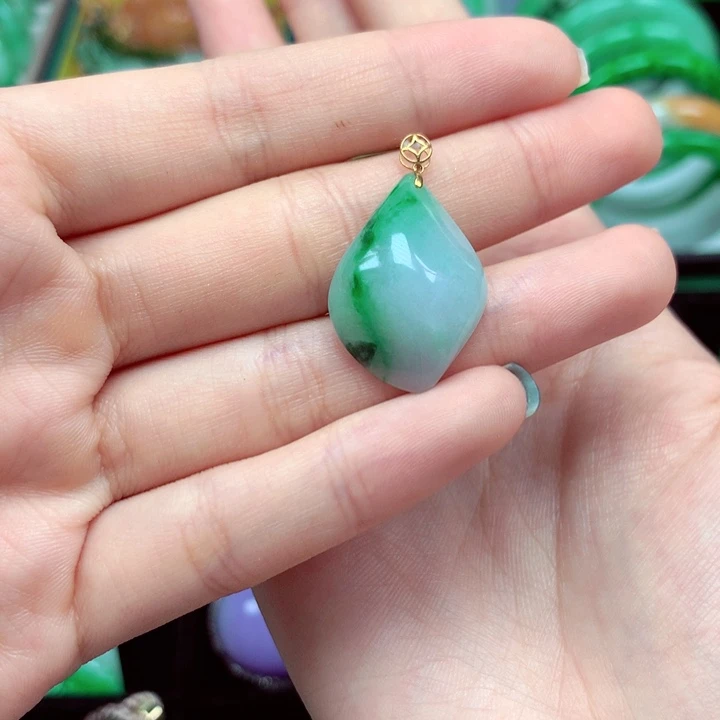 翡翠18K金镶嵌颈饰翡翠