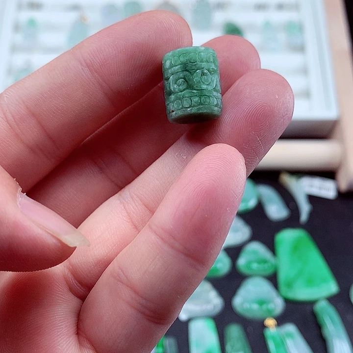 翡翠吊坠(不含链)未镶嵌余****?