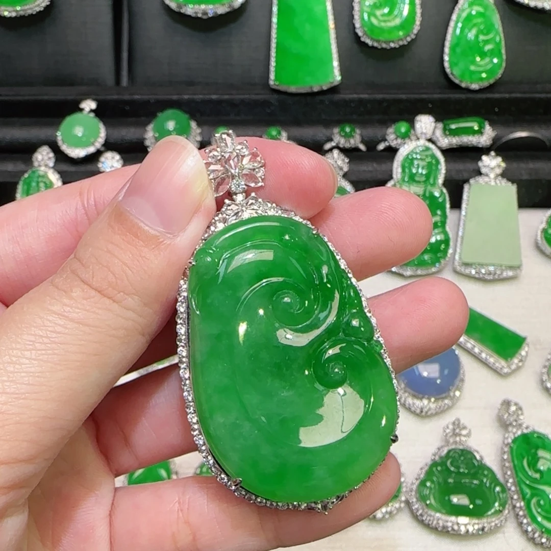 翡翠18K金镶嵌颈饰