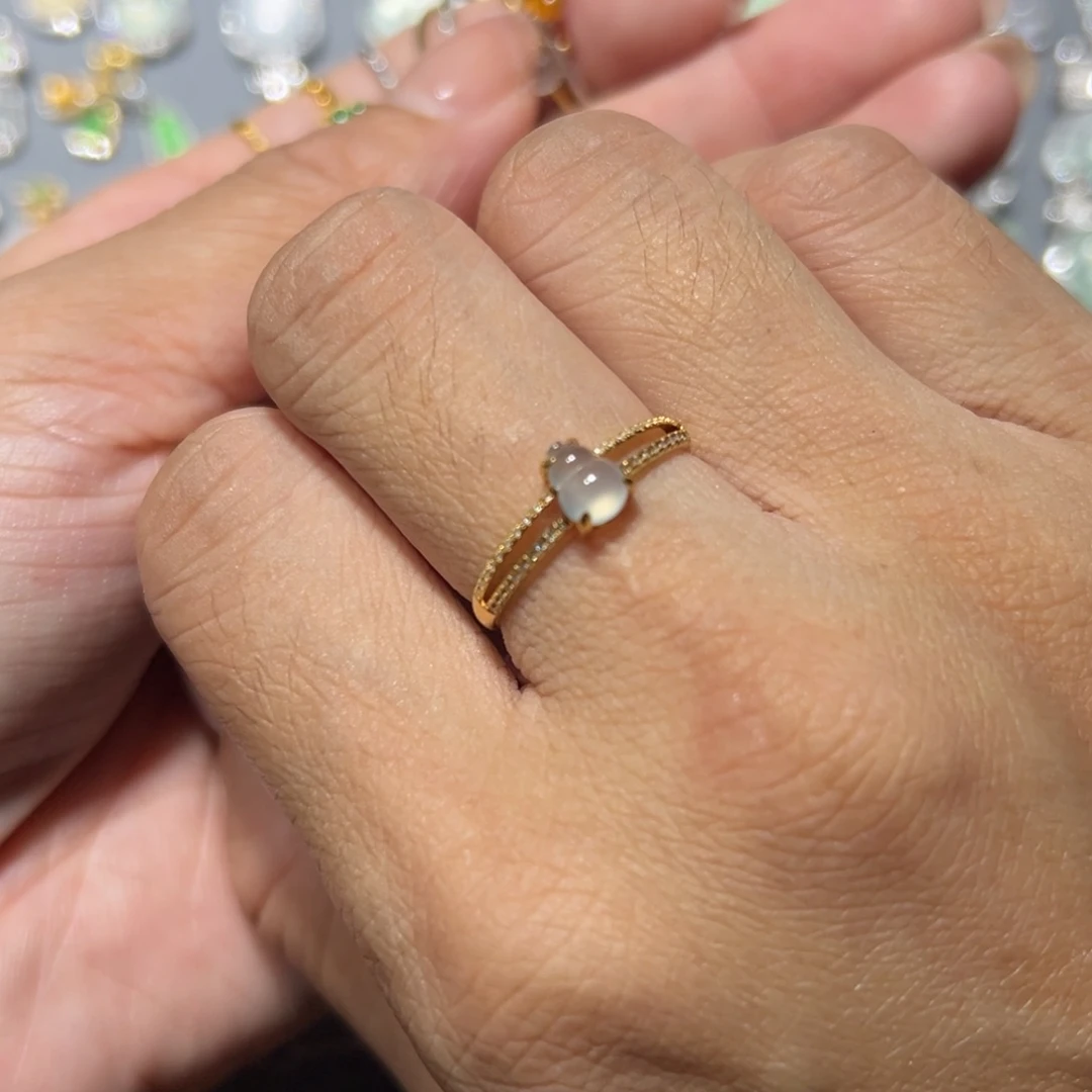 翡翠18K金镶嵌颈饰戒指