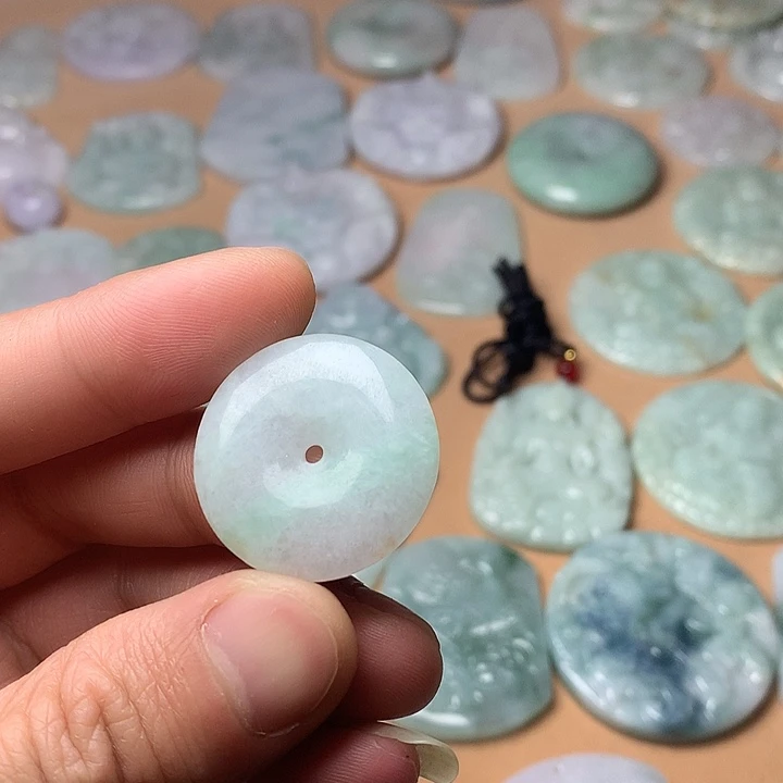 翡翠未镶嵌颈饰扣