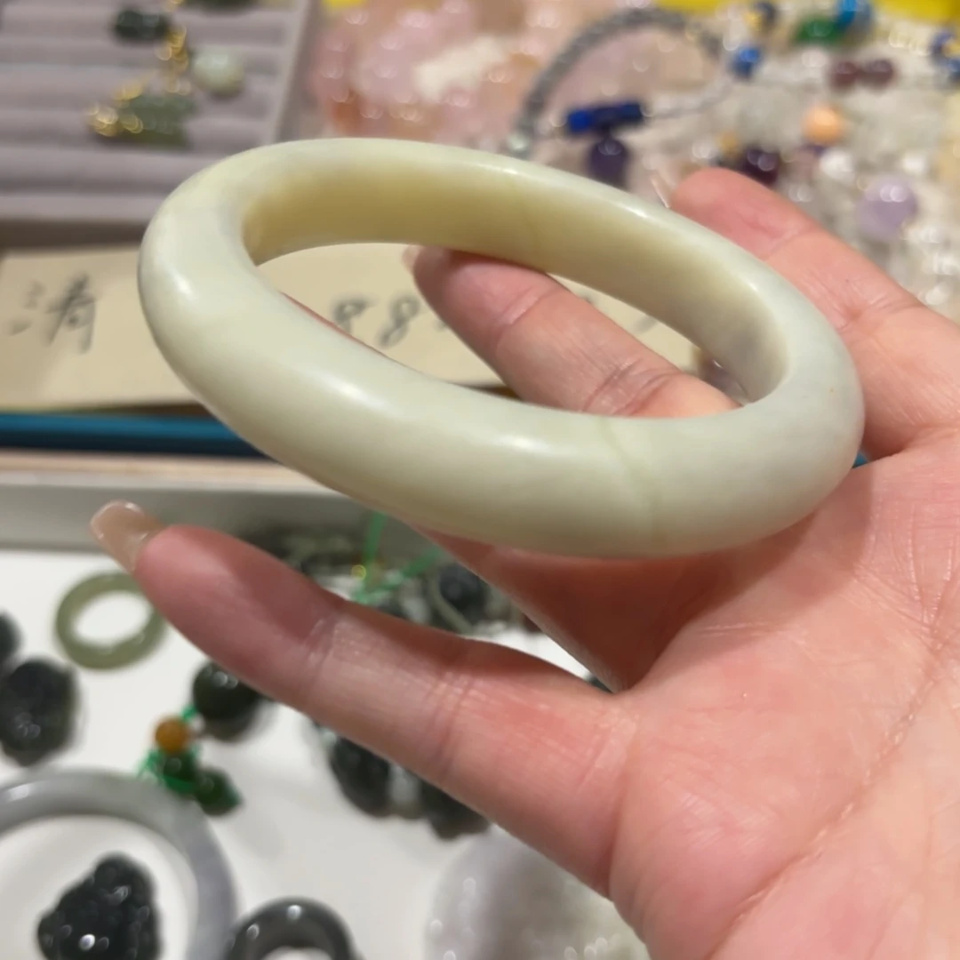 岫岩老玉（透闪石质玉）未镶嵌手镯6845